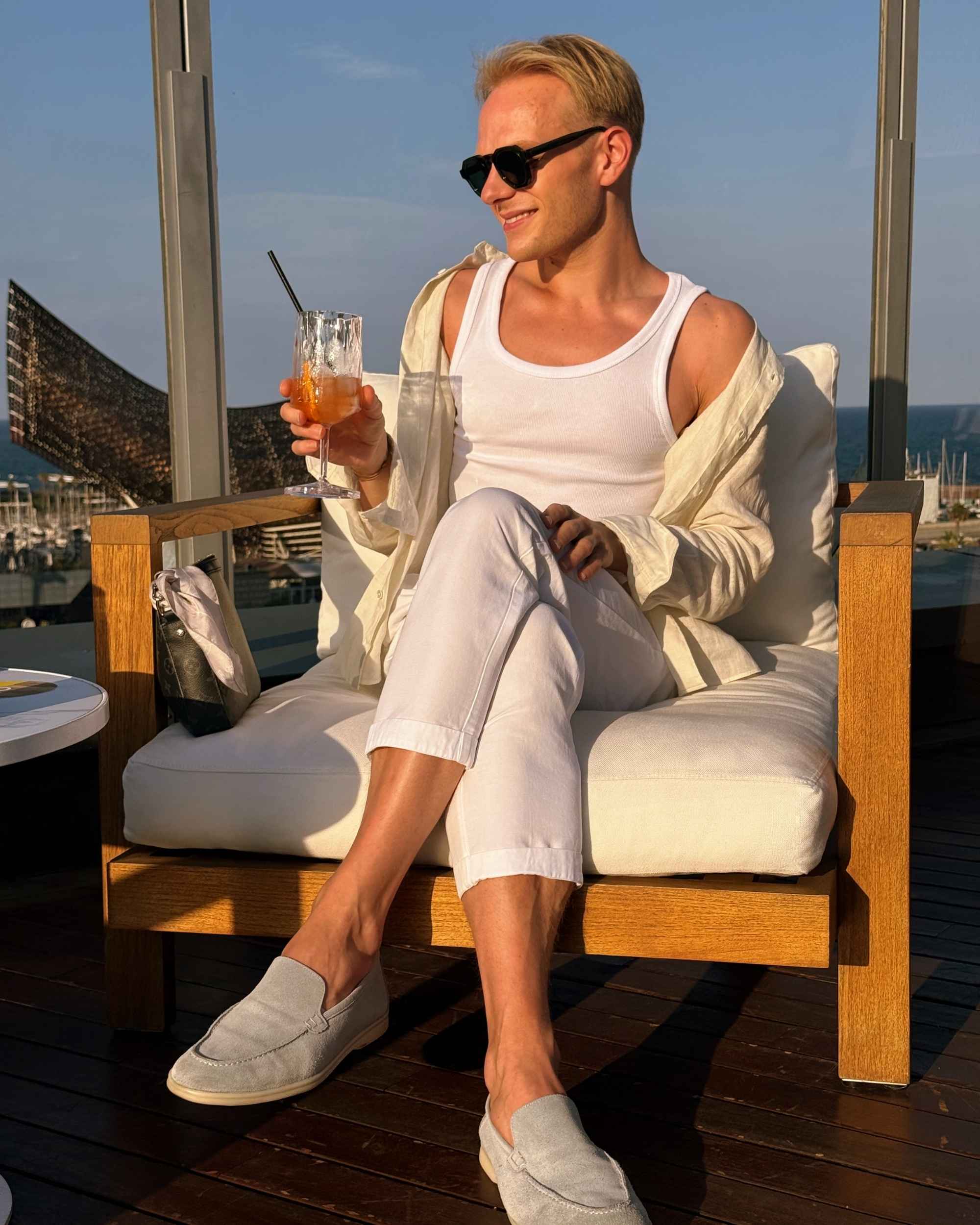 André am Strand bei goldener Stunde
