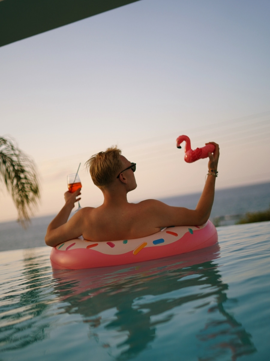 André im Pool mit aufblasbarem Flamingo